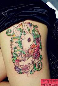 Ženske noge obojene tetovaža zeca u boji