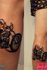Il miglior museo dei tatuaggi ha raccomandato un tatuaggio per motociclette sulle gambe