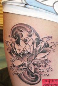 Vrouw benen lotus tattoo werk