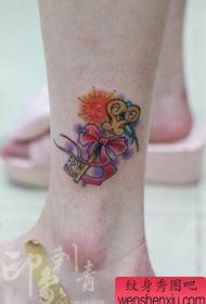 Lány lába kicsi és népszerű kulcs tetoválás minta