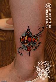 El tatuaje de una pequeña corona de color de tobillo de mujer funciona por tatuajes