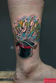 Spettacolo di tatuaggi, consiglia un modello di tatuaggio con cappello magico alla caviglia