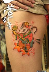 Kauniit jalat, söpö hiiren tatuointikuvio