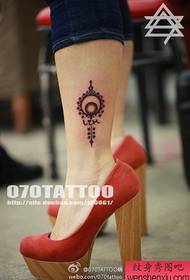 女の子の脚人気のトーテム太陽のタトゥーパターン
