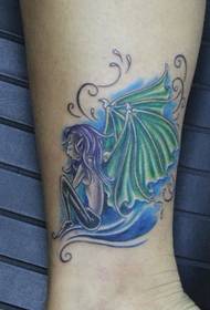 Motivo tatuaggio donna: motivo tatuaggio ali di colore elfo gamba