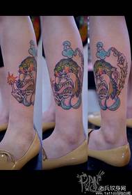 Alternatīvs klasiskais sieviešu pērtiķu tetovējuma modelis uz meitenes kājas