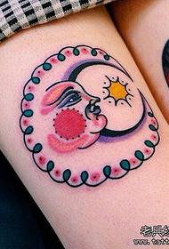 Lavoro di tatuaggio di gambe di donna luna