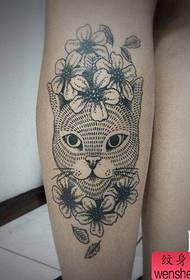 Kadının bacak sokması kedi dövme çalışmaları en iyi dövme kulübü tarafından paylaşılıyor