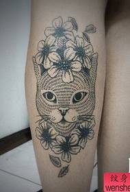 Le opere del tatuaggio del gatto pungiglione della gamba della donna sono condivise dal miglior club del tatuaggio