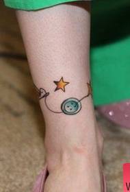 Oibríonn na cosa beaga úra cruthaitheacha cúig tattoo réalta