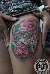 Краса ноги леопард з візерунком татуювання троянди