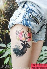 Women's Legs Deer Tattooen ginn duerch Tattooen gedeelt