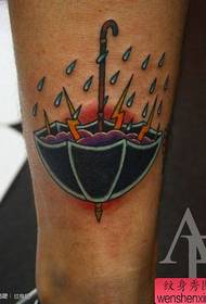 Modello di tatuaggio bello bello dell'ombrello della vecchia scuola di gambe