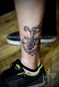 un modello del tatuaggio dell'ancora della gamba