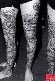 un tatouage créatif de fleur noir et blanc