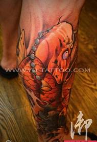 As tatuagens tradicionais de lulas coloridas nas pernas são compartilhadas por tatuagens