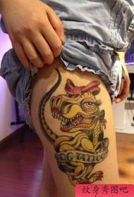 Mtindo wa tattoo ya paja la dinosaur