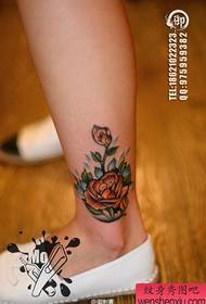 Bellissimo disegno del tatuaggio pop rosa sulle gambe