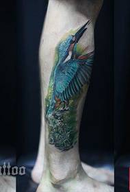 Tatuaggi di uccelli colorati popolari sulle gambe