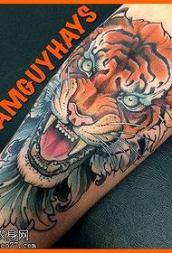 Väri jalka väri tiikeri pää tatuointi työtä