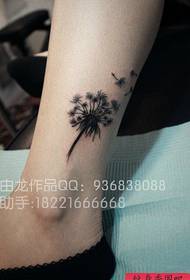 Emakumezkoak hankak dandelion tatuaje eredu klasiko ezaguna