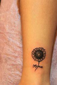 Spettacolo di tatuaggi, consiglia un modello di tatuaggio di girasole alla caviglia