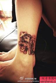 Жена тетоважа једнорог дјелује