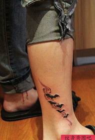 Πόδι δημιουργική τατουάζ νυχτερίδα