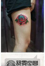 Lepe ženske noge pop čudovit barvni vzorec tetovaže vrtnic