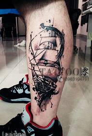 Patrón de tatuaje de velero de pierna