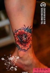 Mooi vrouwelijk roos-tatoeagepatroon op de benen van meisjes