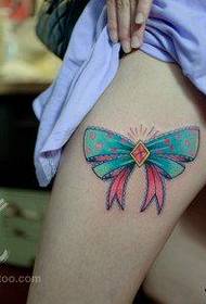 女生大腿处漂亮流行的蝴蝶结纹身图案