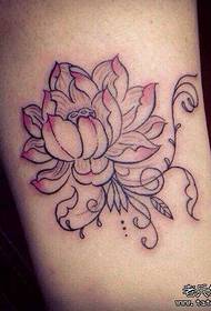 Gruaja me këmbë tatuazh lotus punë