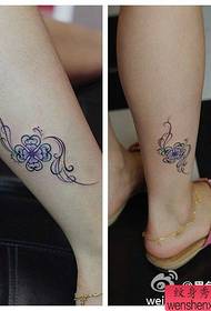 女孩的腿流行美學圖騰四葉三葉草紋身圖案