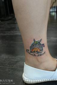 I tatuaggi di cincillà a colori delle gambe delle donne sono condivisi dalla Sala dei tatuaggi