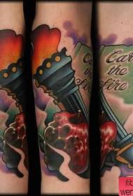 un traballo de tatuaxe na Biblia do Facho na perna