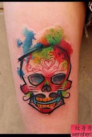 Tatuaggio color taro secante sulle gambe