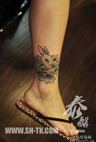 Un petit motif de tatouage de lapin avec la jambe d'une fille mignonne