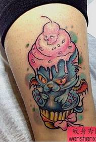 Женщина ноги цветные татуировки мороженого кролика работает