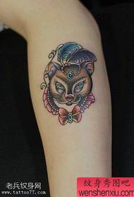 Vrouw benen kleur kat boog tattoo figuur
