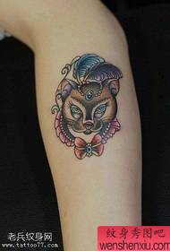 Babae binti kulay cat bow tattoo figure