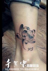 Meisjes 'skonken populêr estetyske frijhand lotus tatoetmuster