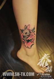 Dziewczyna nogi ładny króliczek z wzorem róży tatuaż