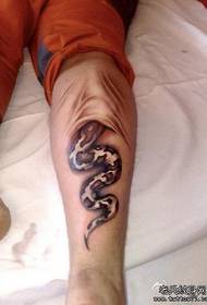 Alternatiewe koel slang tatoeëring patroon op die bene