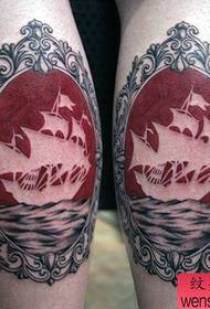 Populární populární plachetní tetování na nohou