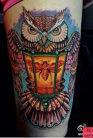 makarantar wata mace da keɓaɓɓen launi ta makarantar owl tattoo tattoo