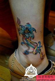 Modello di tatuaggio bellissimo giglio di colore per le gambe delle ragazze