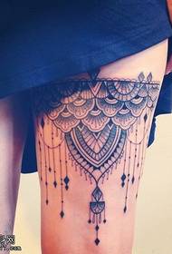 Immagini del tatuaggio del merletto delle gambe femminili