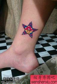 Shfaqja e Tattoo, rekomandoni një ngjyrë të këmbëve me pesë cepa tatuazh yll
