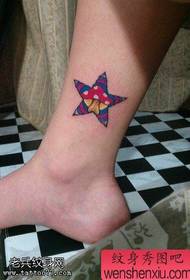 Spettaculu di tatuaggi, cunsigliate un tatu di stella di cinque punti di culore di gamba